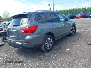 2019 Nissan Pathfinder S z VIN 5N1DR2MMXKC596621, wystawiony jako IAAI lot #42158372 z przebiegiem 71 796 mil mil oraz . Historia ofert i sprzedaży dostępna na DreamBid. Obrazek 4.