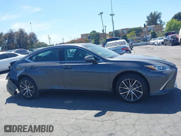 2022 Lexus ES 350 z VIN 58ADZ1B1XNU121500, wystawiony jako IAAI lot #42238205 z przebiegiem 20 330 mil mil oraz . Historia ofert i sprzedaży dostępna na DreamBid. Obrazek 13.