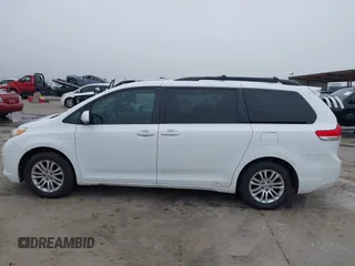 2014 Toyota Sienna XLE z VIN 5TDYK3DC5ES439511, wystawiony jako IAAI lot #41510779 z przebiegiem 218 782 mil mil oraz . Historia ofert i sprzedaży dostępna na DreamBid. Obrazek 15.
