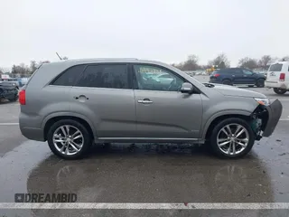 2014 Kia Sorento SX z VIN 5XYKWDA74EG538342, wystawiony jako IAAI lot #41972438 z przebiegiem 157 910 mil mil oraz . Historia ofert i sprzedaży dostępna na DreamBid. Obrazek 13.