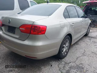2013 Volkswagen Jetta SE z VIN 3VWDX7AJ2DM255858, wystawiony jako IAAI lot #42306203 z przebiegiem 221 309 mil mil oraz . Historia ofert i sprzedaży dostępna na DreamBid. Obrazek 4.