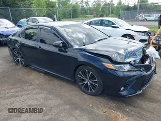 2019 Toyota Camry LE z VIN 4T1B11HKXKU755763, wystawiony jako IAAI lot #42238611 z przebiegiem 82 481 mil mil oraz . Historia ofert i sprzedaży dostępna na DreamBid. Obrazek 1.
