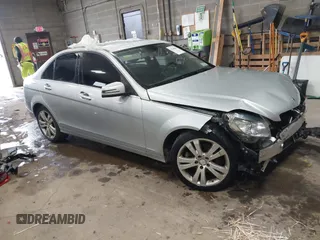 2011 Mercedes-Benz C 300 Sport z VIN WDDGF8BB3BR140641, wystawiony jako IAAI lot #42330841 z przebiegiem 70 412 mil mil oraz . Historia ofert i sprzedaży dostępna na DreamBid. Obrazek 1.
