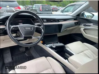 2019 Audi e-tron Prestige z VIN WA1VABGE0KB011XXX, wystawiony jako Copart lot #58495745 z przebiegiem 66 764 mil mil oraz Tytuł czysty. Historia ofert i sprzedaży dostępna na DreamBid. Obrazek 9.