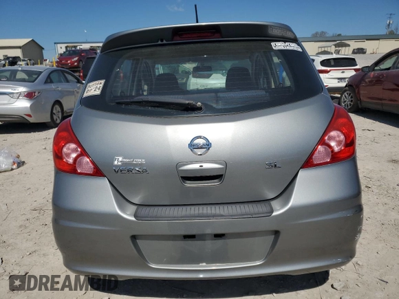 2011 Nissan Versa SL z VIN 3N1BC1CP1BL507254, wystawiony jako Copart lot #50992275 z przebiegiem 93 679 mil mil oraz Czysty tytuł • Clean title. Historia ofert i sprzedaży dostępna na DreamBid. Obrazek 6.