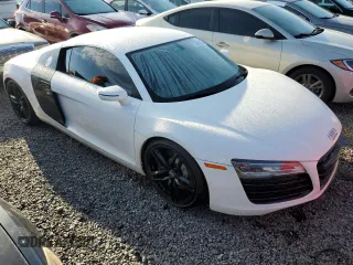2014 Audi R8 V8 z VIN WUADUAFG5EN000704, wystawiony jako Copart lot #73885864 z przebiegiem Nie podano mil oraz Szkoda całkowita • Salvage title. Historia ofert i sprzedaży dostępna na DreamBid. Obrazek 4.