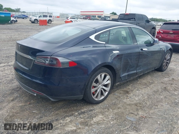 2014 Tesla Model S 60 z VIN 5YJSA1H17EFP33860, wystawiony jako IAAI lot #42471432 z przebiegiem 142 045 mil mil oraz . Historia ofert i sprzedaży dostępna na DreamBid. Obrazek 4.
