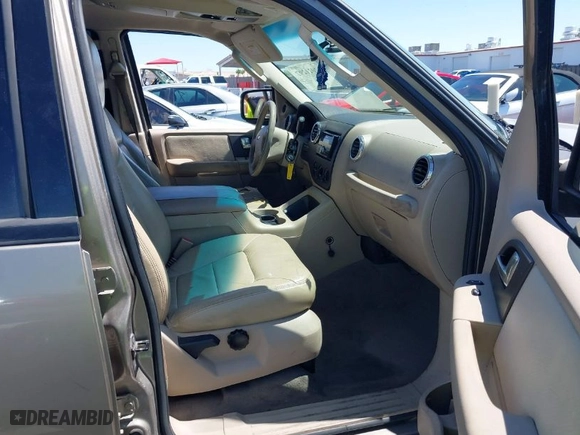 2003 Ford Expedition Special Service with VIN 1FMRU15W53LB44124, listed as a IAAI auction lot 42021297 with 177,998 mi miles. Bid and sale history available at carsss.com. Image 5.