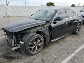 2019 Alfa Romeo Giulia z VIN ZARFAMAN8K7598380, wystawiony jako Copart lot #44459365 z przebiegiem 55 557 mil mil oraz Szkody całkowita. Historia ofert i sprzedaży dostępna na DreamBid. Obrazek 1.