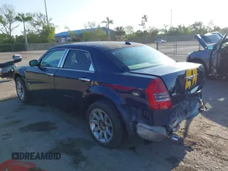 2005 Chrysler 300 300C AWD z VIN 2C3AK63H05H672425, wystawiony jako IAAI lot #42224241 z przebiegiem 143 185 mil mil oraz . Historia ofert i sprzedaży dostępna na DreamBid. Obrazek 3.