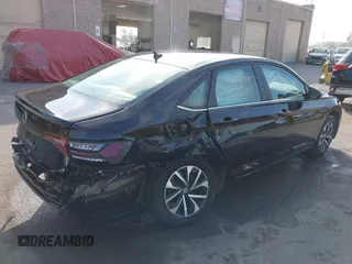 2024 Volkswagen Jetta S z VIN 3VW5M7BUXRM080630, wystawiony jako IAAI lot #42223967 z przebiegiem 35 103 mil mil oraz . Historia ofert i sprzedaży dostępna na DreamBid. Obrazek 4.