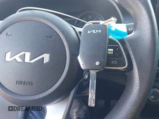 2022 Kia Forte LXS z VIN 3KPF24AD4NE472102, wystawiony jako IAAI lot #41810091 z przebiegiem 45 651 mil mil oraz . Historia ofert i sprzedaży dostępna na DreamBid. Obrazek 11.