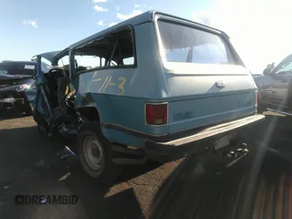 1989 GMC Suburban z VIN 1GKGR26N6KF525569, wystawiony jako IAAI lot #34895460 z przebiegiem Nie podano mil oraz . Historia ofert i sprzedaży dostępna na DreamBid. Obrazek 3.