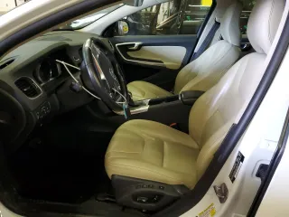 2016 Volvo V60 T5 Drive-E Platinum with VIN YV140MEM3G1303096, listed as a Copart auction lot 42033204 with 136,615 mi miles. Bid and sale history available at carsss.com. Image 7.