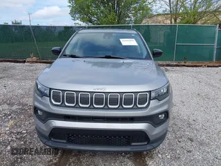 2022 Jeep Compass Latitude with VIN 3C4NJCBB2NT139477, listed as a IAAI auction lot 41965959 with 25,098 mi miles and . Bid and sale history available at carsss.com. Image 12.