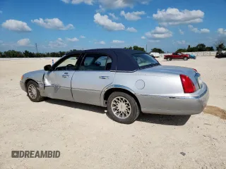 2000 Lincoln Town Car Signature with VIN 1LNHM82W9YY774120, listed as a Copart auction lot 59328725 with 137,910 mi miles and Salvage title. Bid and sale history available at DreamBid. Image 2.