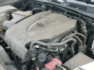 2018 Toyota Tacoma SR5 z VIN 5TFSZ5AN2JX151257, wystawiony jako IAAI lot #42895721 z przebiegiem 157 990 mil mil oraz . Historia ofert i sprzedaży dostępna na DreamBid. Obrazek 19.