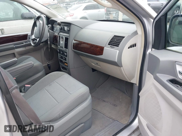 2010 Chrysler Town & Country Touring z VIN 2A4RR5D12AR265985, wystawiony jako IAAI lot #41970445 z przebiegiem 125 635 mil mil oraz . Historia ofert i sprzedaży dostępna na DreamBid. Obrazek 5.