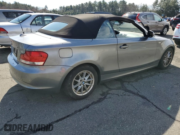 2011 BMW 1 Series 128i z VIN WBAUN1C58BVH83316, wystawiony jako Copart lot #52427935 z przebiegiem 89 781 mil mil oraz Szkoda całkowita • Salvage title. Historia ofert i sprzedaży dostępna na DreamBid. Obrazek 3.
