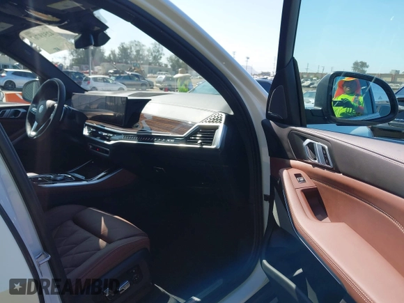 2025 BMW X5 xDrive40i z VIN 5UX23EU03S9Z14103, wystawiony jako IAAI lot #42519767 z przebiegiem 2 983 mil mil oraz . Historia ofert i sprzedaży dostępna na DreamBid. Obrazek 5.