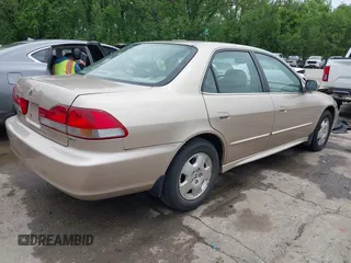 2002 Honda Accord EX z VIN 1HGCG16582A073438, wystawiony jako IAAI lot #42109802 z przebiegiem 172 379 mil mil oraz . Historia ofert i sprzedaży dostępna na DreamBid. Obrazek 4.