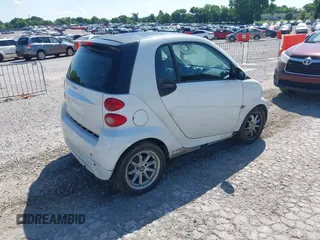 2015 Smart fortwo Passion z VIN WMEEJ3BA4FK791268, wystawiony jako IAAI lot #42496547 z przebiegiem 257 540 mil mil oraz . Historia ofert i sprzedaży dostępna na DreamBid. Obrazek 4.