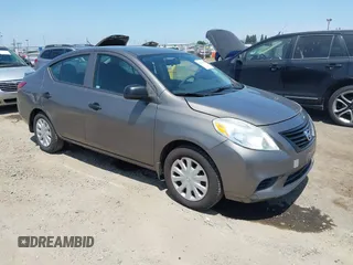2013 Nissan Versa S Plus z VIN 3N1CN7APXDL864309, wystawiony jako IAAI lot #42504765 z przebiegiem 209 603 mil mil oraz . Historia ofert i sprzedaży dostępna na DreamBid. Obrazek 1.