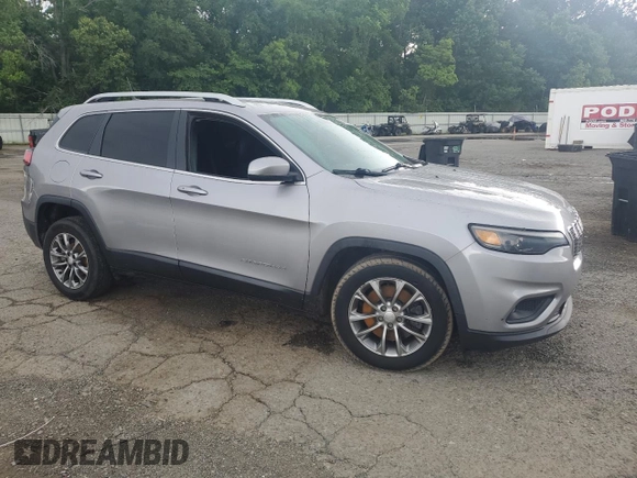 2019 Jeep Cherokee Latitude Plus with VIN 1C4PJLLB4KD332898, listed as a Copart auction lot 55090475 with 93,558 mi miles and Salvage title. Bid and sale history available at DreamBid. Image 4.