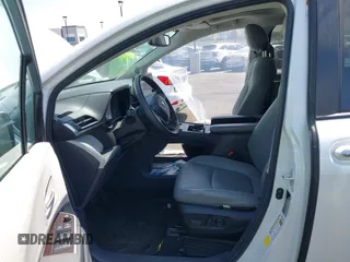 2024 Toyota Sienna XLE z VIN 5TDJSKFC9RS111099, wystawiony jako IAAI lot #42061708 z przebiegiem 15 741 mil mil oraz . Historia ofert i sprzedaży dostępna na DreamBid. Obrazek 5.