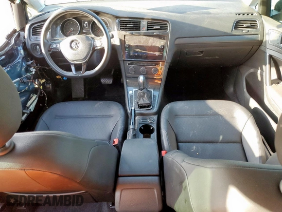 2018 Volkswagen Golf S z VIN 3VWG17AU1JM263597, wystawiony jako Copart lot #54077065 z przebiegiem 63 550 mil mil oraz Szkoda całkowita • Salvage title. Historia ofert i sprzedaży dostępna na DreamBid. Obrazek 8.