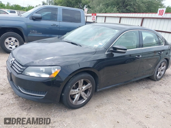 2014 Volkswagen Passat S z VIN 1VWAT7A30EC053992, wystawiony jako IAAI lot #42276297 z przebiegiem 161 958 mil mil oraz . Historia ofert i sprzedaży dostępna na DreamBid. Obrazek 2.