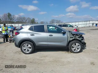 2024 Buick Encore GX Preferred z VIN KL4AMBS21RB025309, wystawiony jako IAAI lot #41534969 z przebiegiem 10 366 mil mil oraz . Historia ofert i sprzedaży dostępna na DreamBid. Obrazek 14.