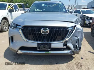 2025 Mazda CX-90 Premium Plus Package z VIN JM3KKEHD1S1228777, wystawiony jako IAAI lot #42218405 z przebiegiem 1 582 mil mil oraz . Historia ofert i sprzedaży dostępna na DreamBid. Obrazek 12.