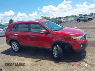 2011 Kia Sorento EX z VIN 5XYKUDA12BG034742, wystawiony jako IAAI lot #42151035 z przebiegiem 134 006 mil mil oraz . Historia ofert i sprzedaży dostępna na DreamBid. Obrazek 13.