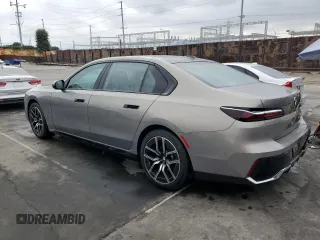2024 BMW 7 Series 740i z VIN WBA23EH04RCR70301, wystawiony jako Copart lot #75897284 z przebiegiem 9 121 mil mil oraz Czysty tytuł • Clean title. Historia ofert i sprzedaży dostępna na DreamBid. Obrazek 2.