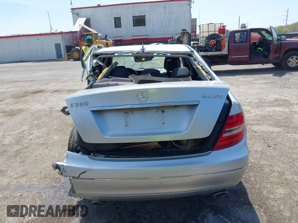 2013 Mercedes-Benz C 300 Sport z VIN WDDGF8AB7DA819850, wystawiony jako IAAI lot #42026423 z przebiegiem 245 097 mil mil oraz . Historia ofert i sprzedaży dostępna na DreamBid. Obrazek 16.