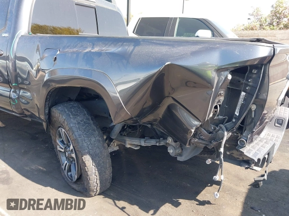 2022 Toyota Tacoma SR5 z VIN 3TMBZ5DN5NM036322, wystawiony jako IAAI lot #42437939 z przebiegiem 77 805 mil mil oraz . Historia ofert i sprzedaży dostępna na DreamBid. Obrazek 12.