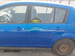 2007 Nissan Versa S z VIN 3N1BC13E87L367967, wystawiony jako IAAI lot #42412791 z przebiegiem 239 800 mil mil oraz . Historia ofert i sprzedaży dostępna na DreamBid. Obrazek 6.