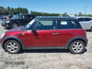 2007 MINI Hardtop z VIN WMWMF33597TT58390, wystawiony jako IAAI lot #42126289 z przebiegiem 111 103 mil mil oraz . Historia ofert i sprzedaży dostępna na DreamBid. Obrazek 13.