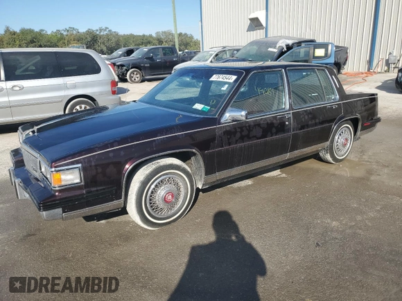 1985 Cadillac Fleetwood z VIN 1G6CB6984F4218496, wystawiony jako Copart lot #77674544 z przebiegiem 49 089 mil mil oraz Tytuł czysty. Historia ofert i sprzedaży dostępna na DreamBid. Obrazek 1.