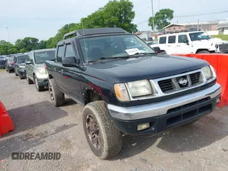 2000 Nissan Frontier XE z VIN 1N6ED27Y3YC413619, wystawiony jako IAAI lot #42468394 z przebiegiem 272 116 mil mil oraz . Historia ofert i sprzedaży dostępna na DreamBid. Obrazek 1.