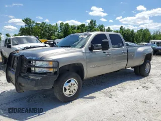 2013 Chevrolet Silverado 3500HD LTZ z VIN 1GC4K1C85DF245818, wystawiony jako Copart lot #56133955 z przebiegiem 288 943 mil mil oraz Tytuł czysty. Historia ofert i sprzedaży dostępna na DreamBid. Obrazek 1.