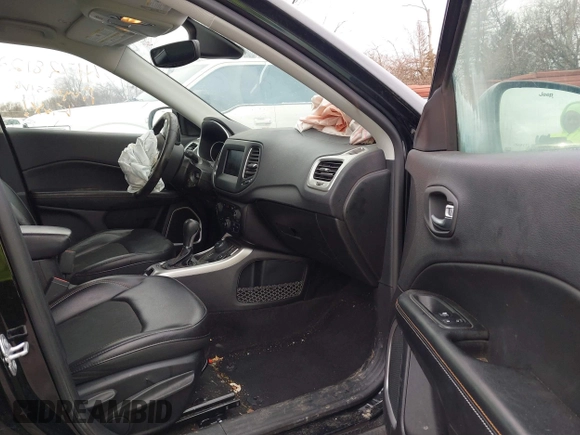 2018 Jeep Compass Latitude with VIN 3C4NJDBB7JT373582, listed as a IAAI auction lot 41728122 with 111,411 mi miles. Bid and sale history available at carsss.com. Image 5.