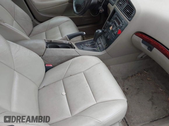 2004 Volvo S60 with VIN YV1RH59H442383340, listed as a IAAI auction lot 41454188 with 148,703 mi miles. Bid and sale history available at carsss.com. Image 5.