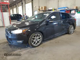 2015 Ford Focus SE z VIN 1FADP3F26FL385522, wystawiony jako Copart lot #57963245 z przebiegiem 82 794 mil mil oraz Szkoda całkowita • Salvage title. Historia ofert i sprzedaży dostępna na DreamBid. Obrazek 1.