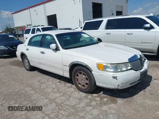 2000 Lincoln Town Car Signature с VIN 1LNHM82W9YY762470, выставлен на аукционе IAAI как лот 42684126 с пробегом 124 533 миль миль и . История ставок и продаж доступна на DreamBid. Изображение 1.