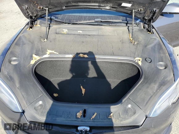 2022 Tesla Model S z VIN 5YJSA1E53NF462884, wystawiony jako Copart lot #62701915 z przebiegiem Nie podano mil oraz Szkoda całkowita • Salvage title. Historia ofert i sprzedaży dostępna na DreamBid. Obrazek 12.