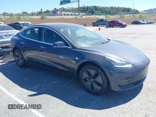 2018 Tesla Model 3 Long Range Battery z VIN 5YJ3E1EA1JF014210, wystawiony jako IAAI lot #42260542 z przebiegiem 123 232 mil mil oraz . Historia ofert i sprzedaży dostępna na DreamBid. Obrazek 1.