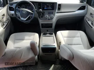 2015 Toyota Sienna LE AAS z VIN 5TDKK3DC1FS678805, wystawiony jako Copart lot #56421605 z przebiegiem 80 435 mil mil oraz Szkoda całkowita • Salvage title. Historia ofert i sprzedaży dostępna na DreamBid. Obrazek 8.