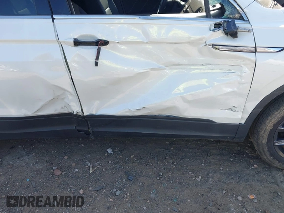 2023 Volkswagen Tiguan SE z VIN 3VVNB7AX9PM121316, wystawiony jako IAAI lot #42138562 z przebiegiem 19 118 mil mil oraz . Historia ofert i sprzedaży dostępna na DreamBid. Obrazek 6.